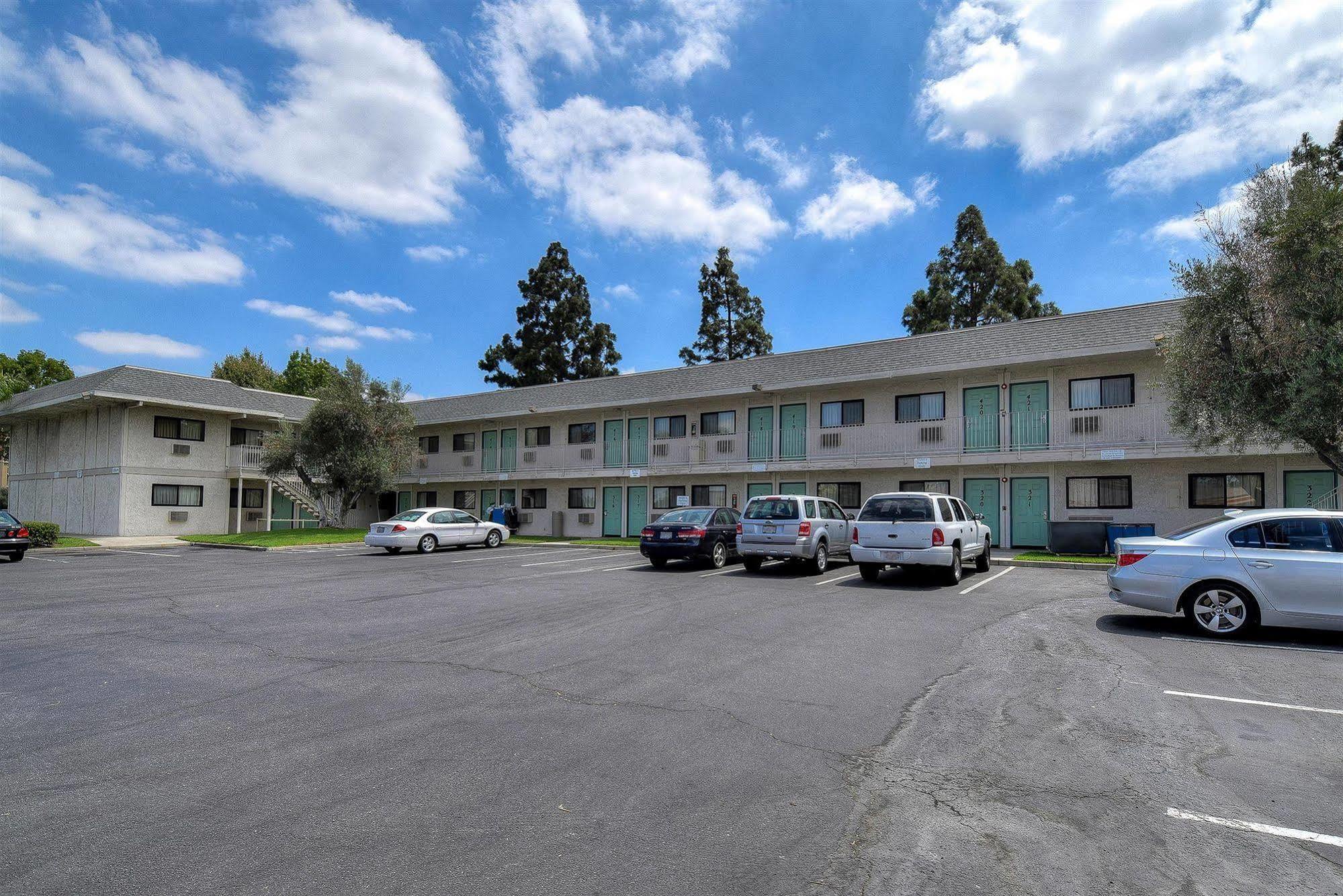 Motel 6 Anaheim Stadium - Orange Eksteriør billede