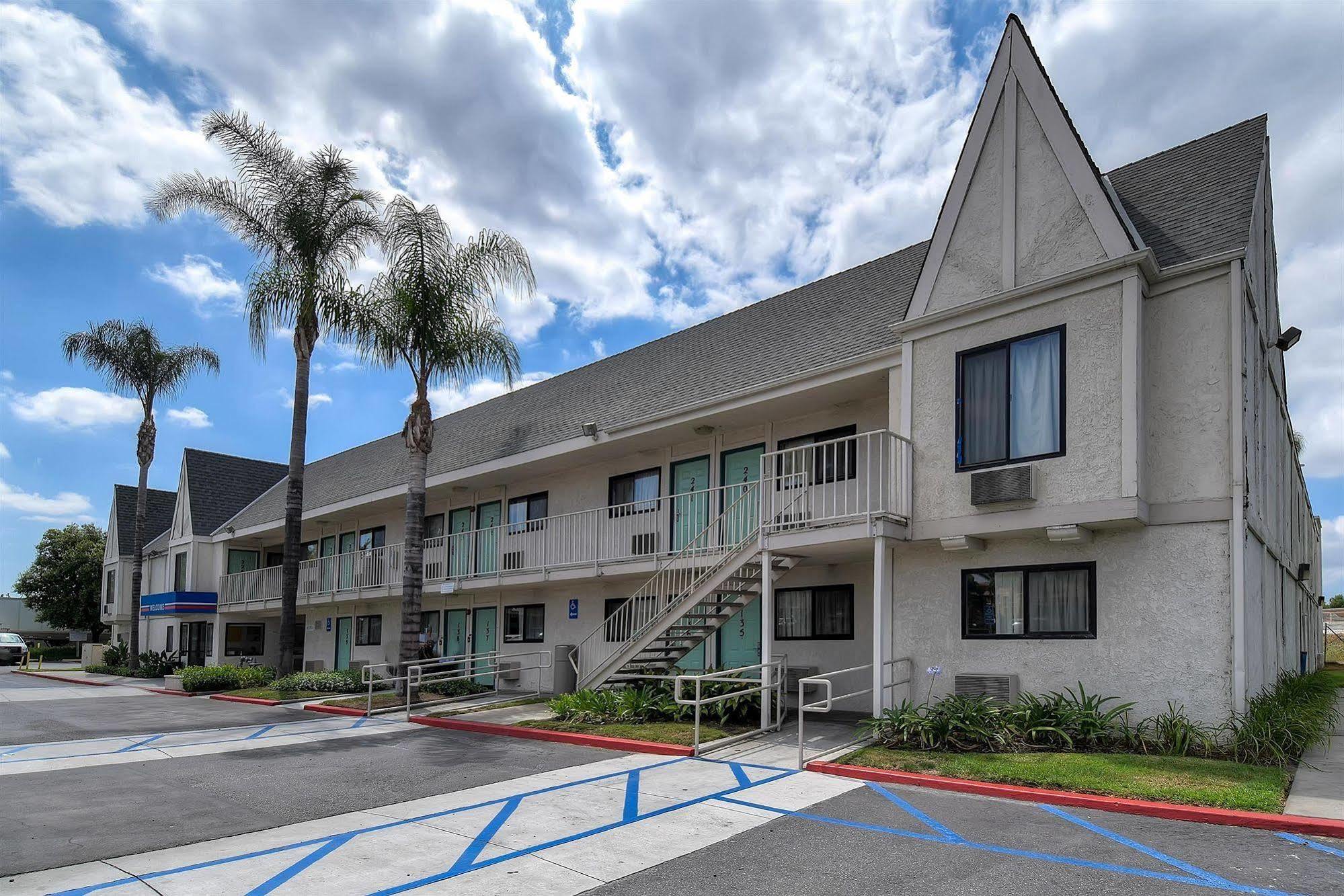Motel 6 Anaheim Stadium - Orange Eksteriør billede