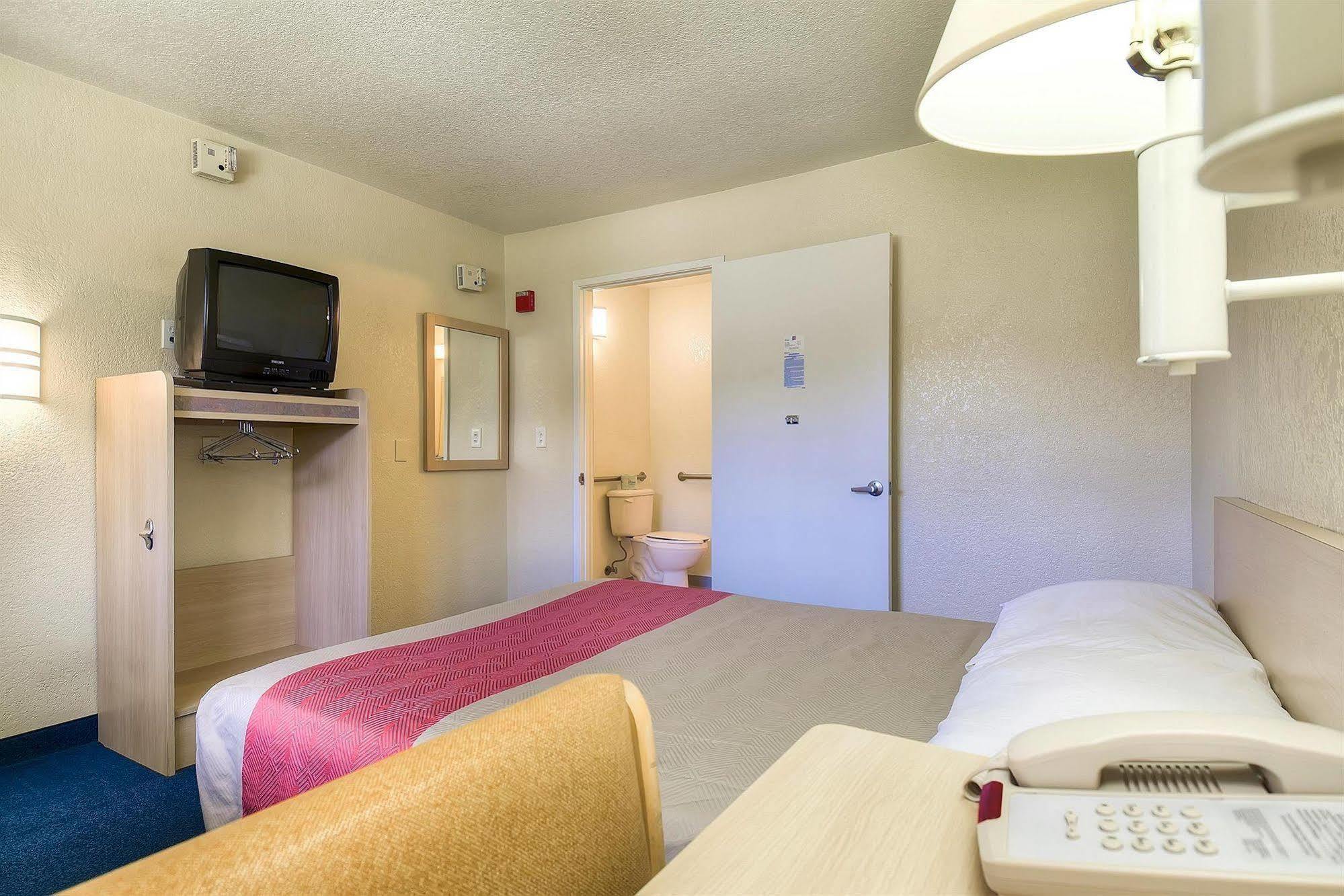 Motel 6 Anaheim Stadium - Orange Eksteriør billede