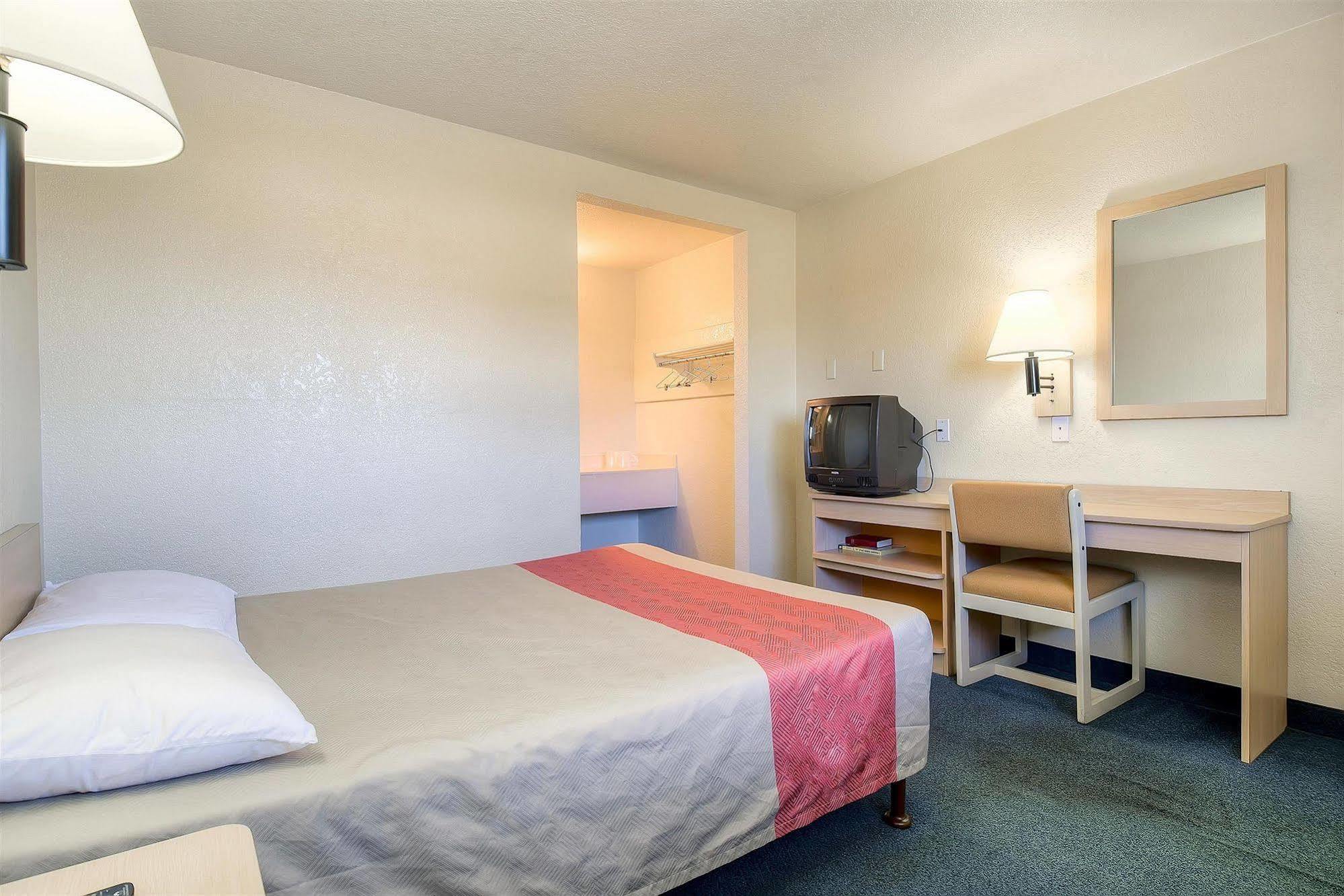 Motel 6 Anaheim Stadium - Orange Eksteriør billede