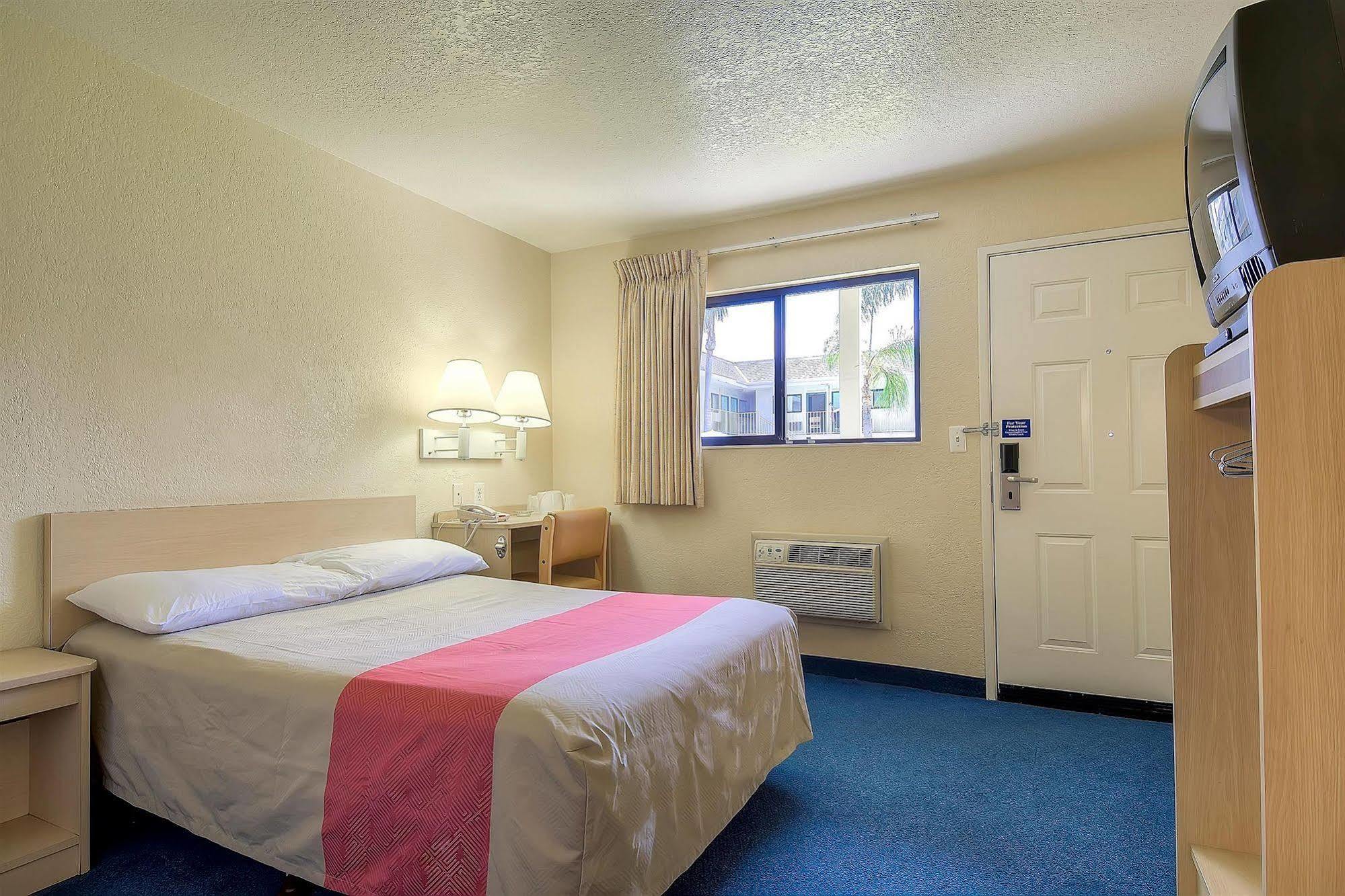 Motel 6 Anaheim Stadium - Orange Eksteriør billede
