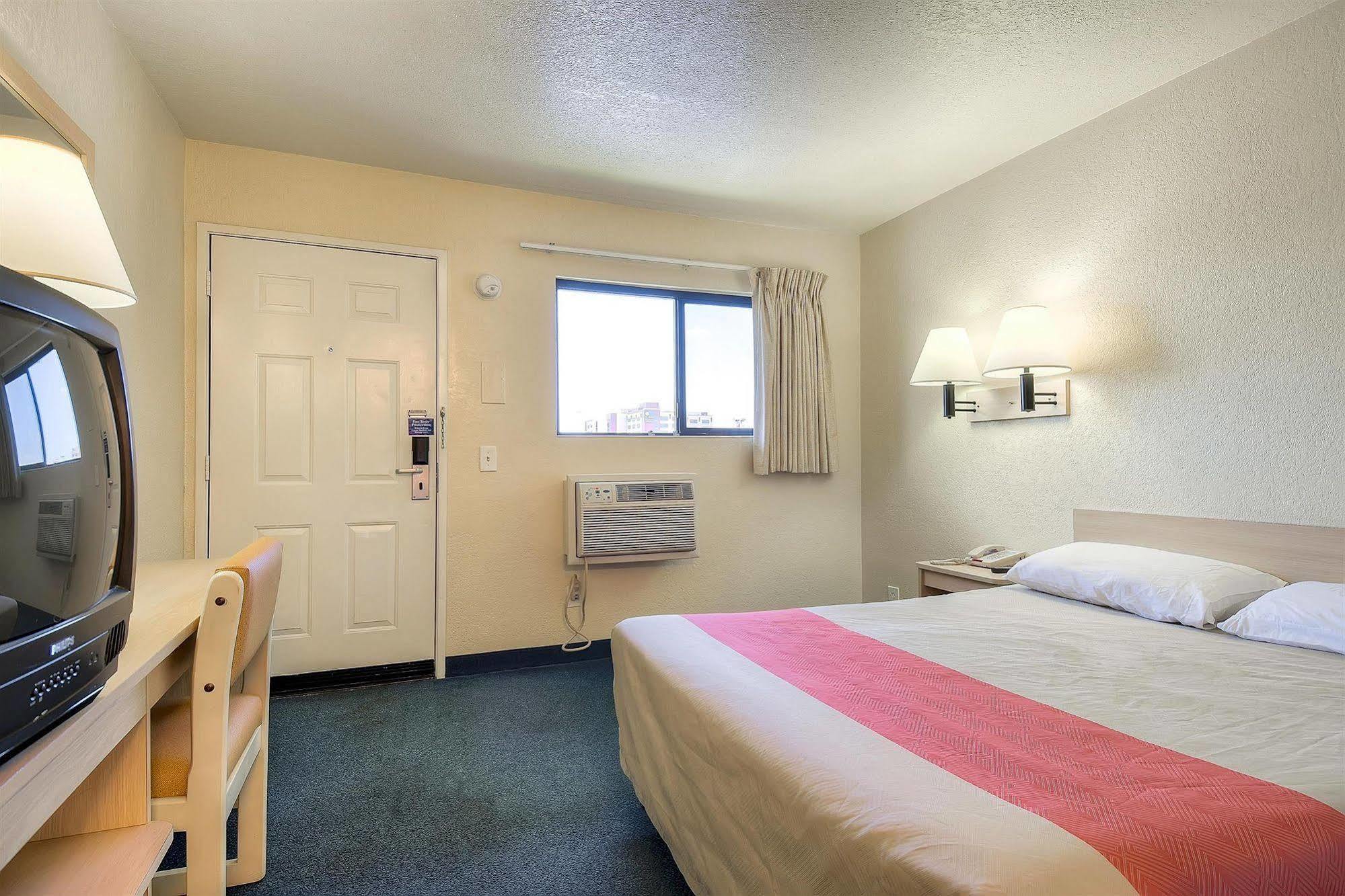 Motel 6 Anaheim Stadium - Orange Eksteriør billede