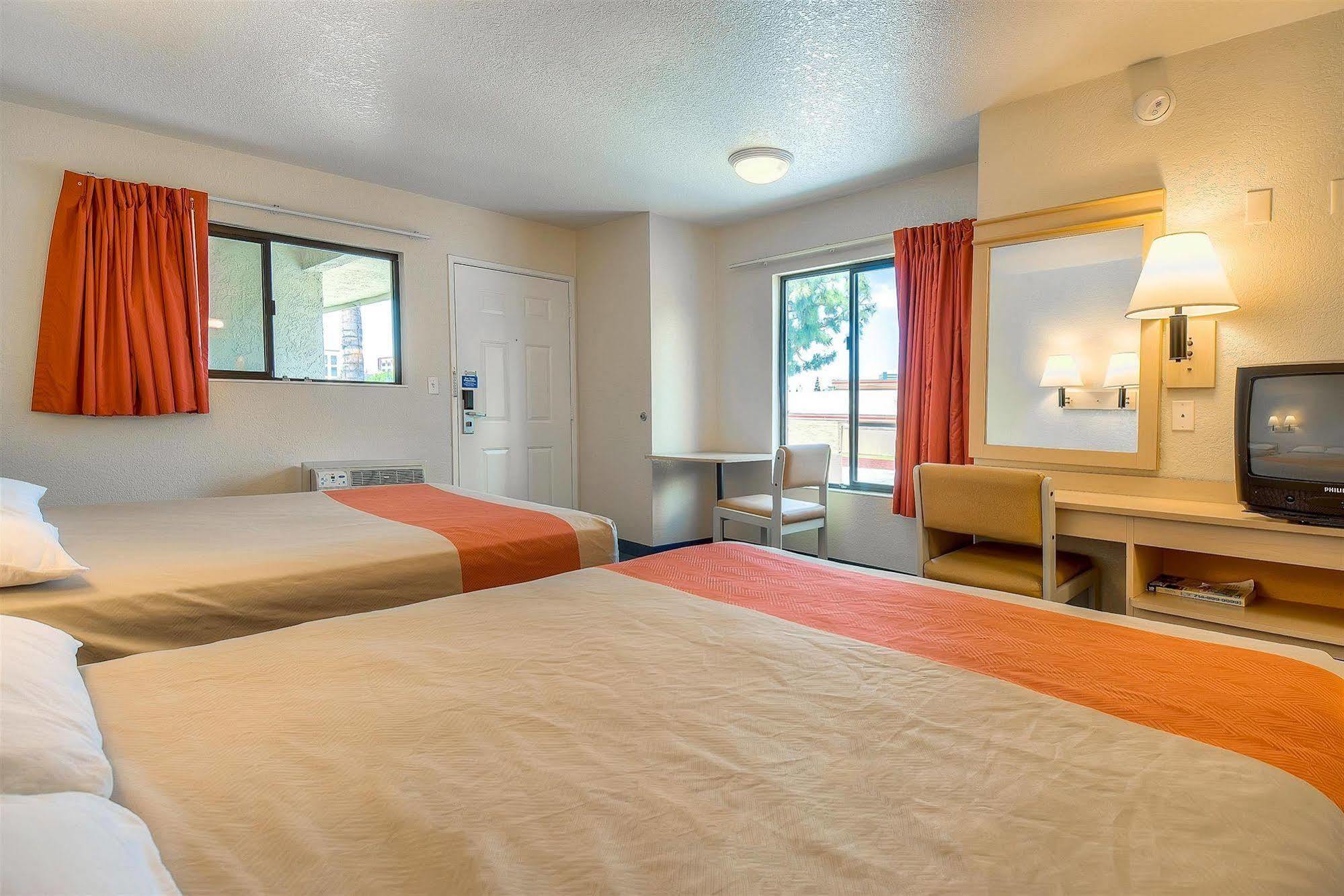 Motel 6 Anaheim Stadium - Orange Eksteriør billede