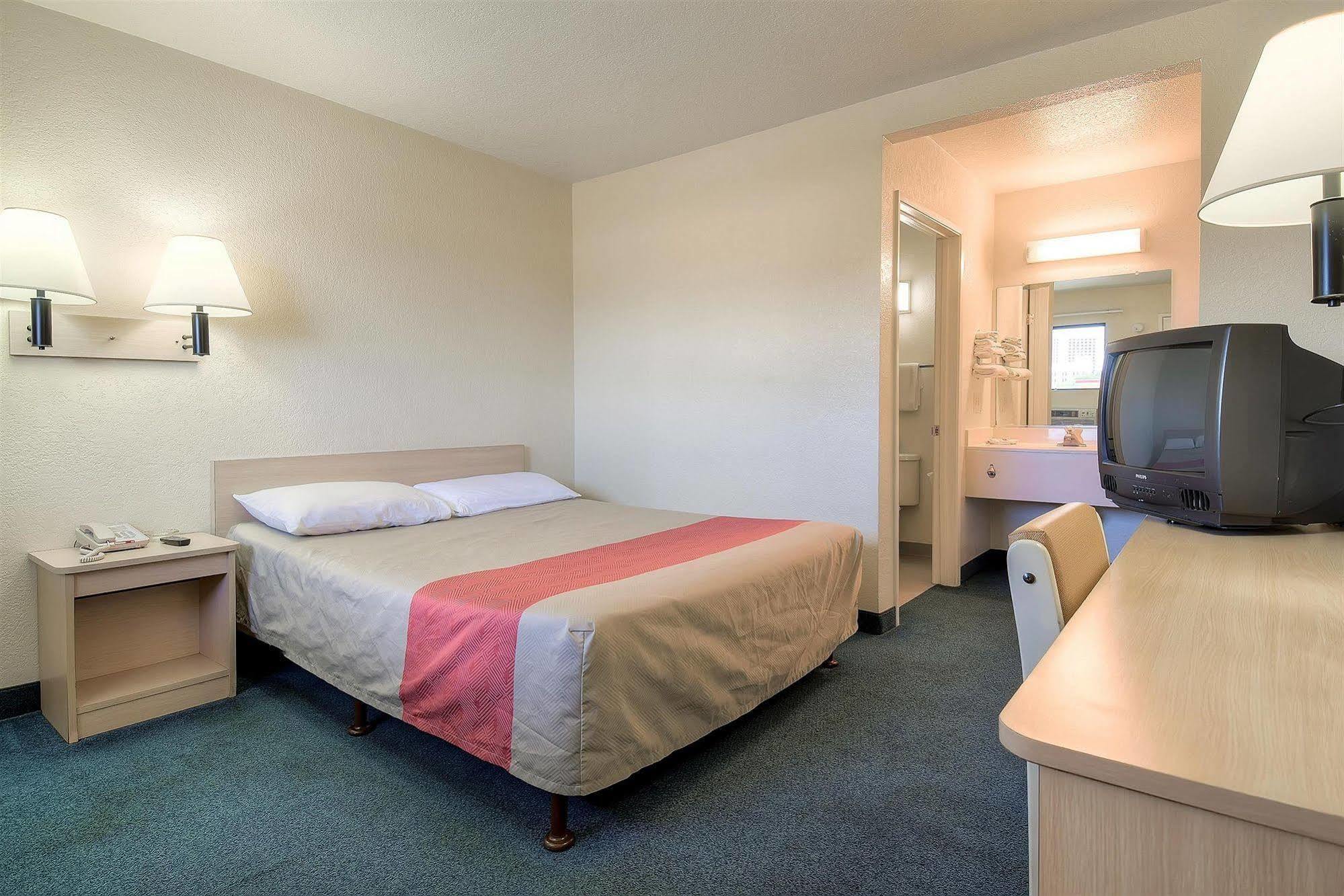 Motel 6 Anaheim Stadium - Orange Eksteriør billede