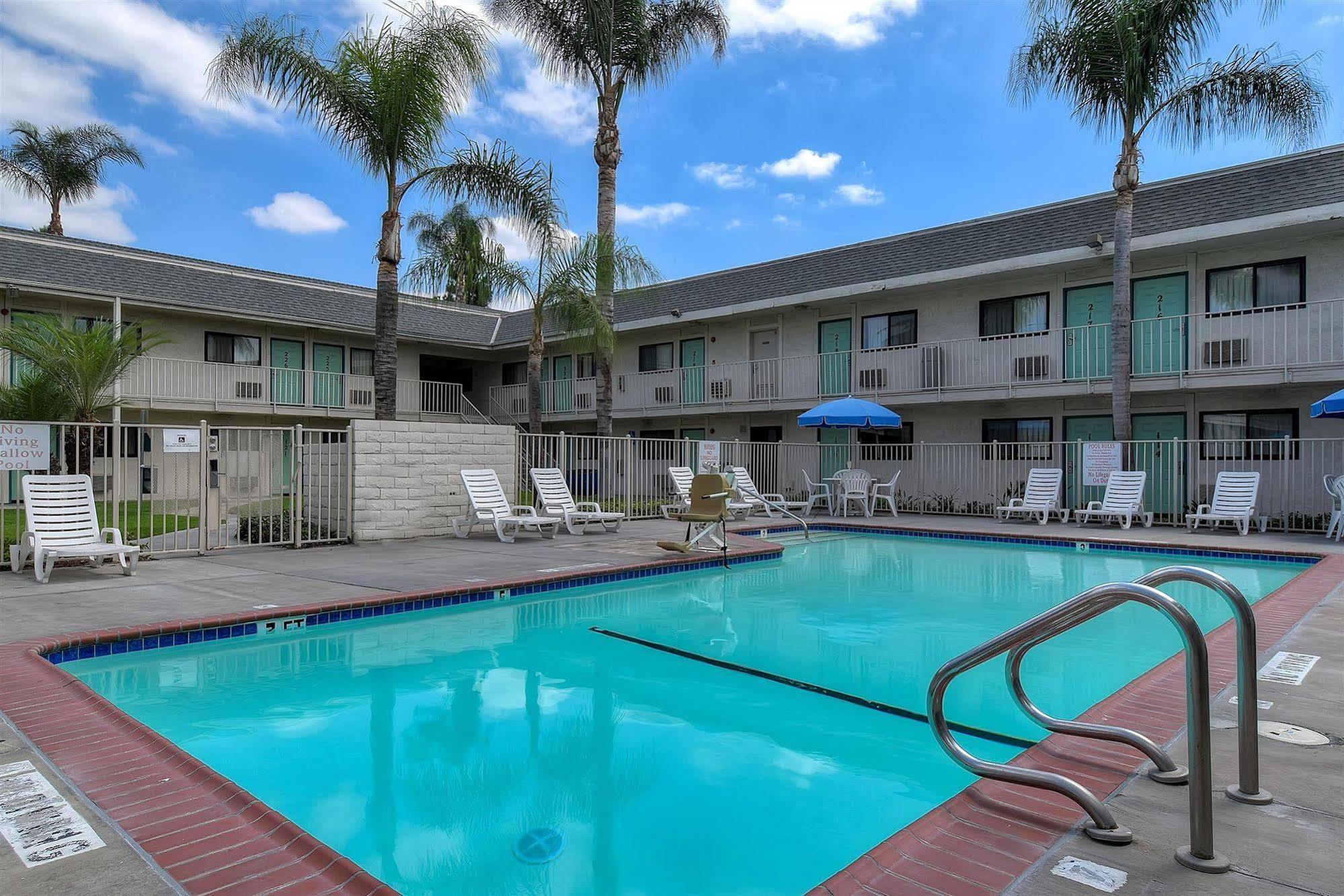 Motel 6 Anaheim Stadium - Orange Eksteriør billede