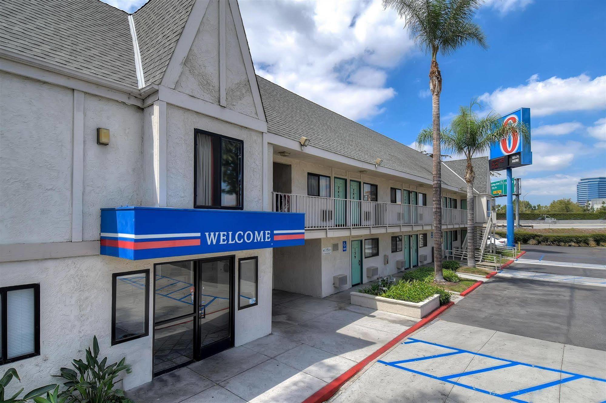 Motel 6 Anaheim Stadium - Orange Eksteriør billede